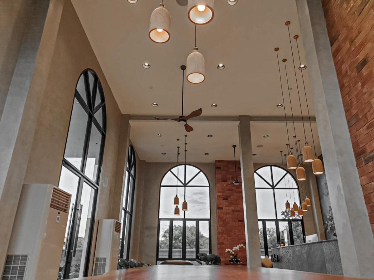 Le Lert Hotel Ratchaburi Bagian luar foto