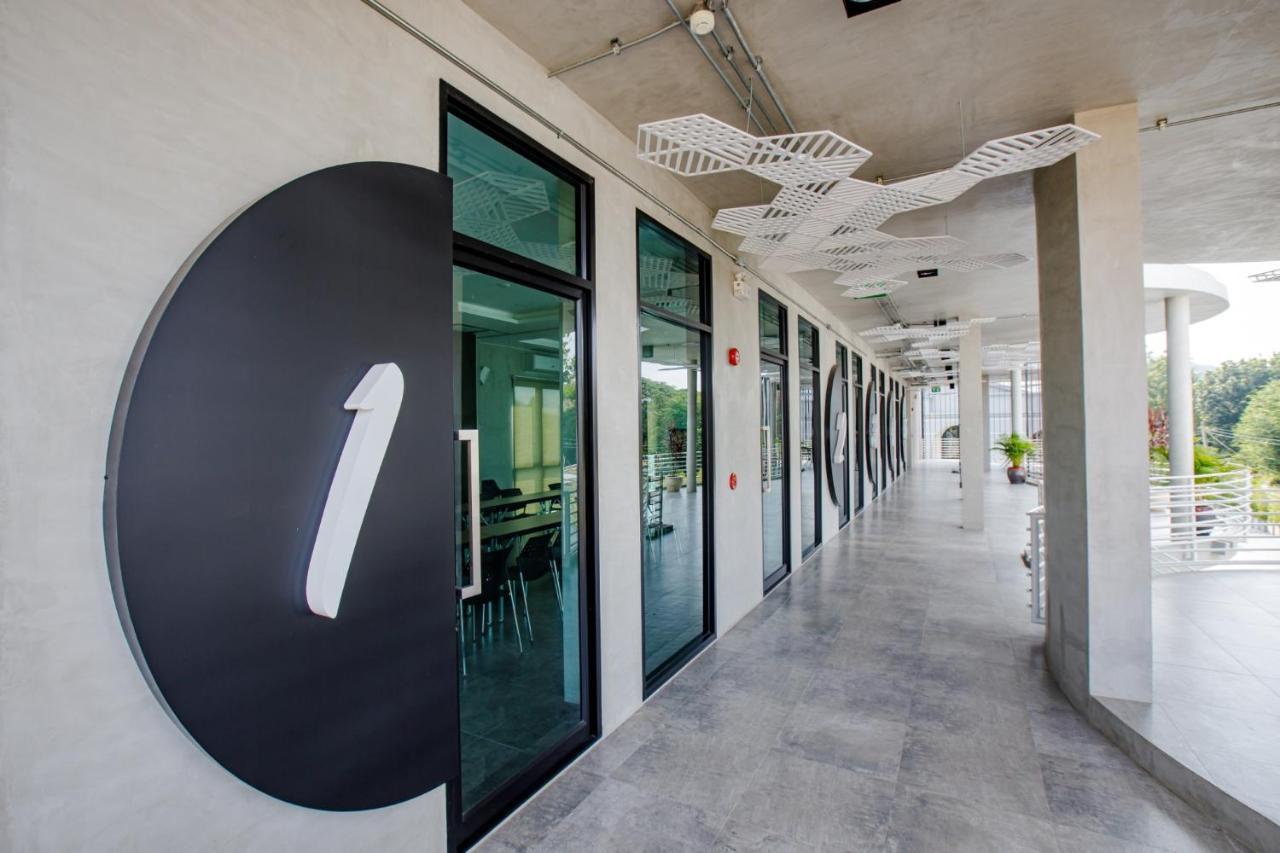 Le Lert Hotel Ratchaburi Bagian luar foto